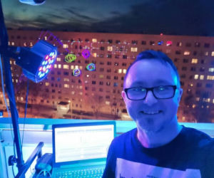 Balkonowe party w czasie epidemii. Oni wiedzą, jak się bawić!