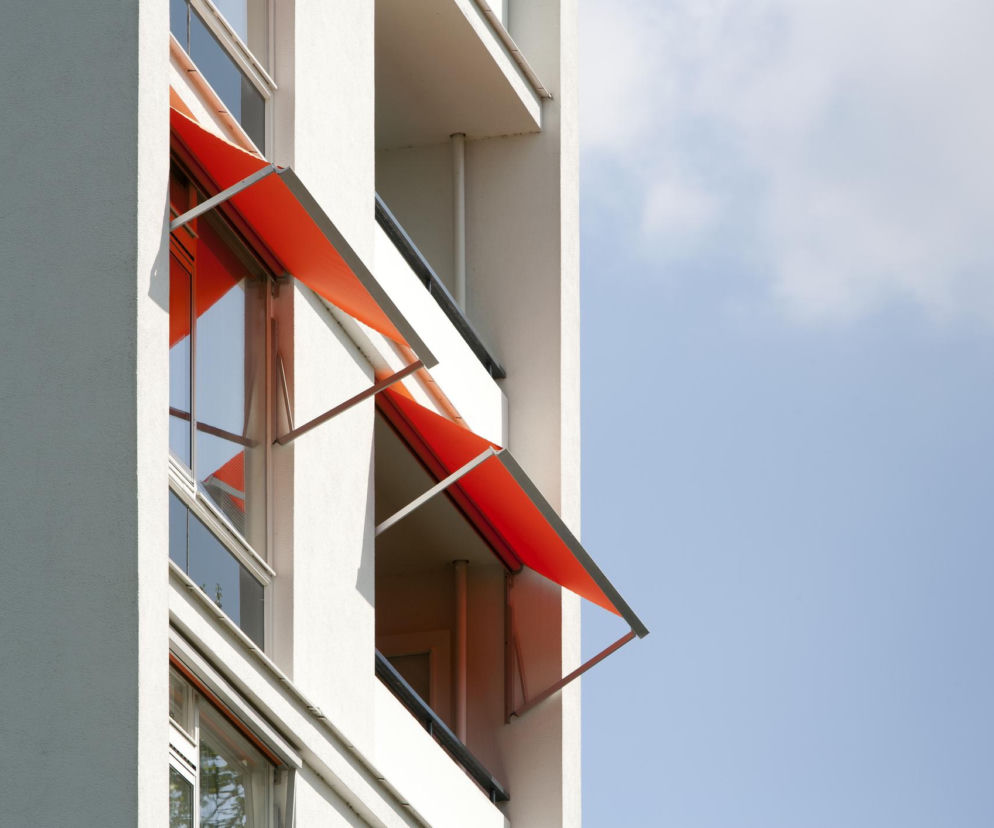 Jak osłonić balkon przed słońcem – skuteczne sposoby, koszty i błędy