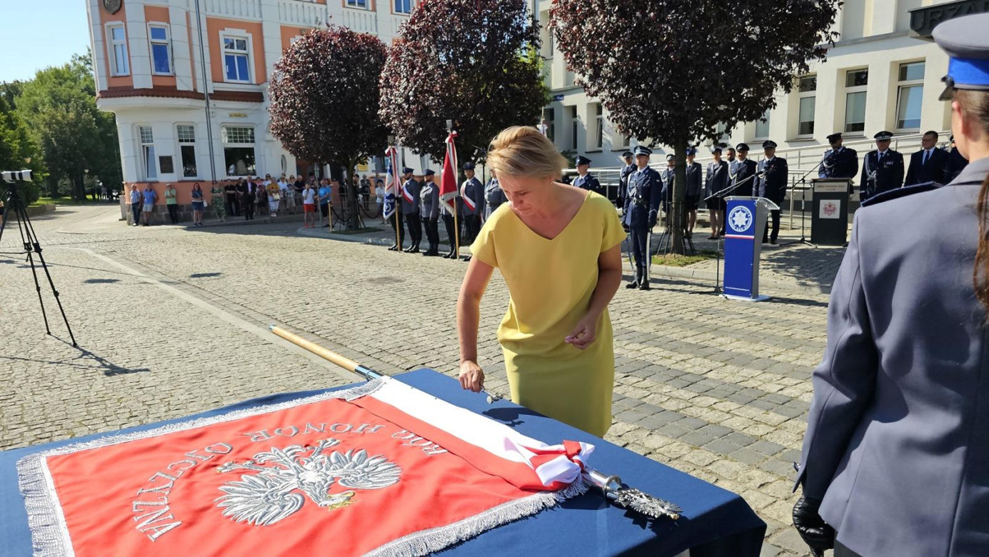 Nadanie sztandaru dla KPP w Świdwinie