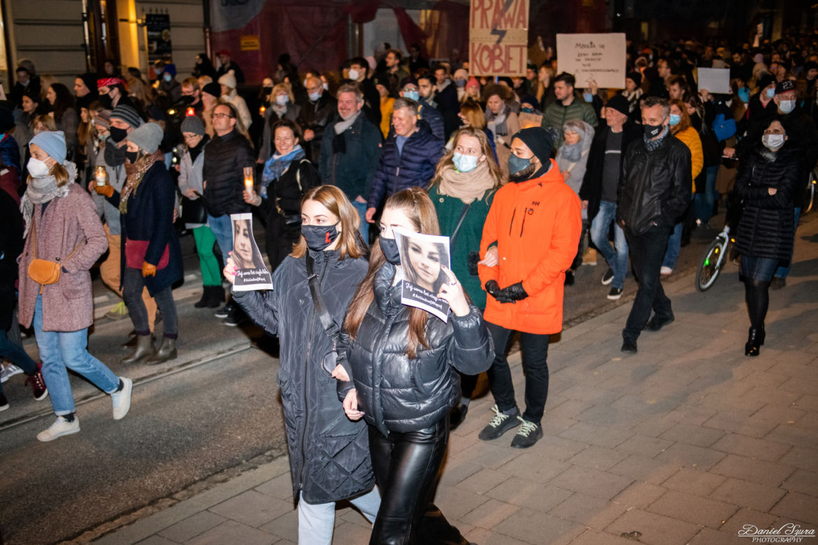 Kraków: "Ani jednej więcej". Protest po śmierci ciężarnej Izabeli z Pszczyny