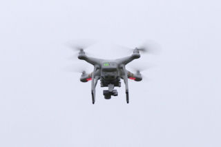 Jak latać dronem bezpiecznie w Polsce? Nowy poradnik. Najważniejsze zasady [WIDEO]
