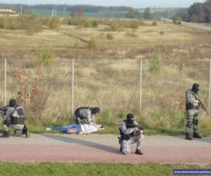 Pościg za porwanym autobusem i strzelanina z terrorystami. Tak szkolą się policjanci!