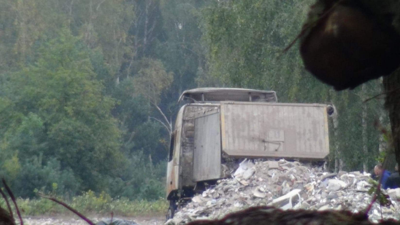 Tragedia w Mostówce. Zwęglone zwłoki mężczyzny przy wywrotce. Zerwała linię energetyczną