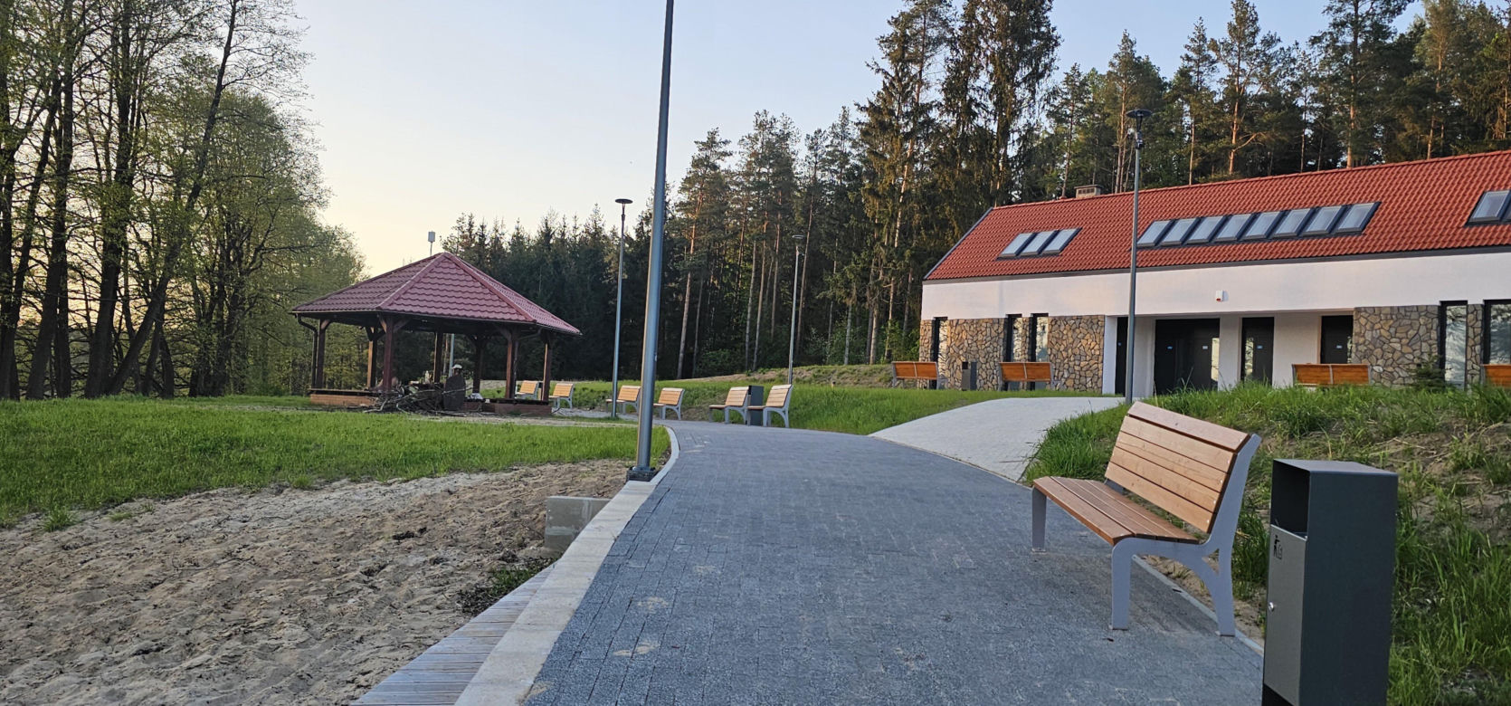 Zmodernizowana plaża na Mazurach przyciąga wielu turystów. Z jakich atrakcji można korzystać? Zobacz zdjęcia!