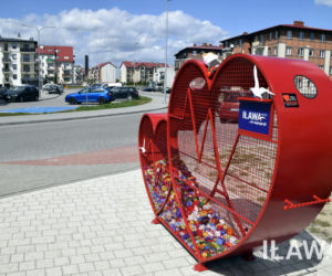 Podwójne serce na nakrętki stanęło na iławskim osiedlu Piastowskim