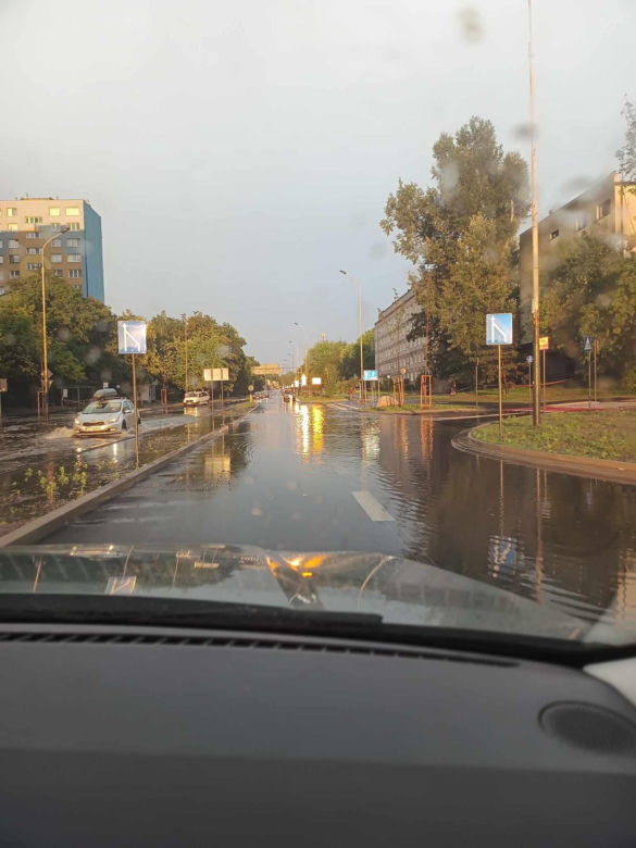  Łódź zalana po ulewie. Ulicami popłynęły strumienie wody [ZDJĘCIA]