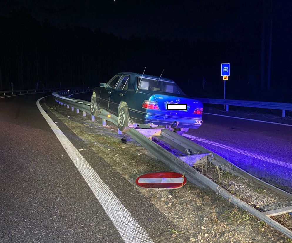 Policyjny pościg za kierowcą na drodze S8! Mężczyzna zatrzymał się na barierkach [ZDJĘCIA] 