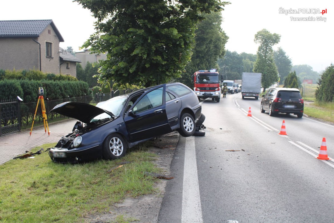 Wypadek w Świerklańcu. Samochód uderzył w drzewo, dwie osoby w szpitalu