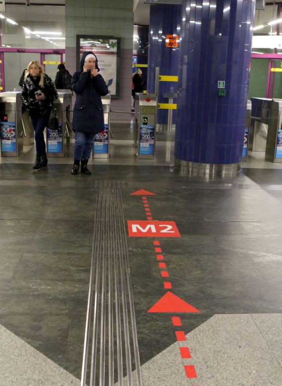 Nowe oznaczenia i tłok w metrze Świętokrzyska