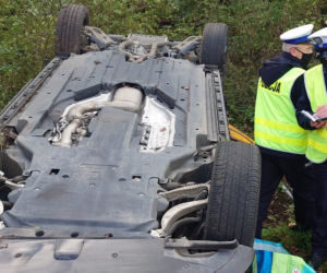 Dachowanie po zderzeniu przy zawracaniu. Kolizja na drodze Piotrowice-Święciechowa