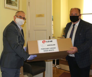 Jarosławianie otrzymują maseczki