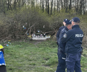 Rocznica tragedii zamieniła się w koszmar. Tajemniczy pakunek przerwał uroczystość