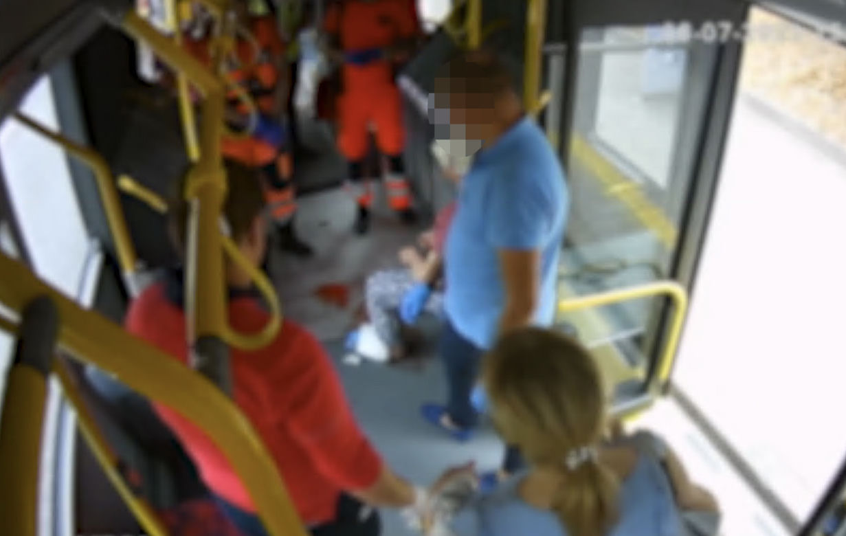 Weszła do autobusu i zaczęła mocno krwawić. Na pomoc starszej kobiecie rzucił się kierowca