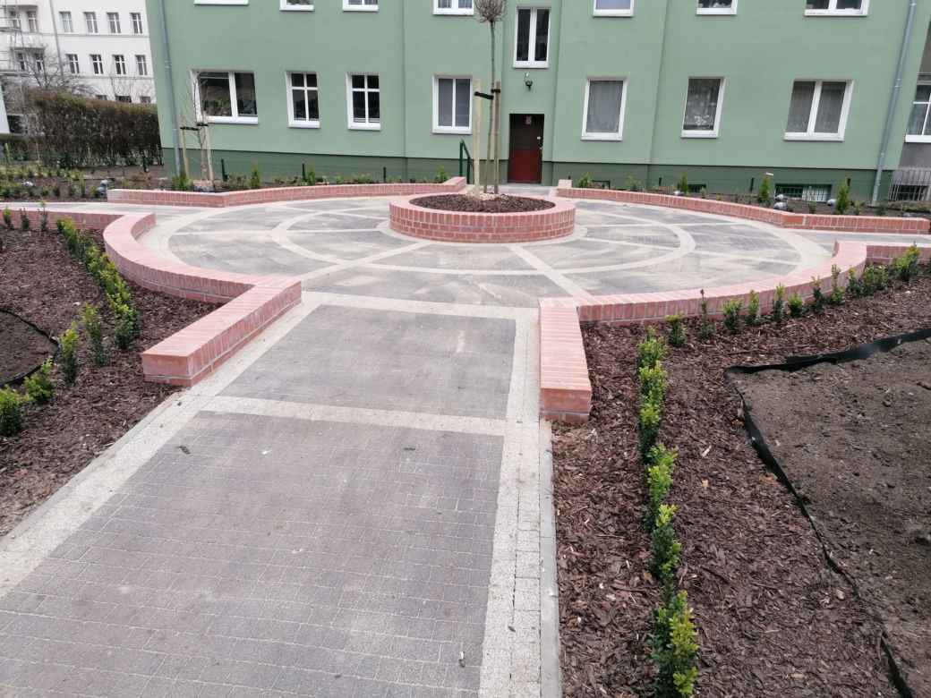 Zmodernizowane podwórko przy ul. H. Pobożnego