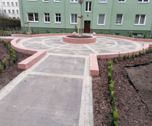 Zmodernizowane podwórko przy ul. H. Pobożnego