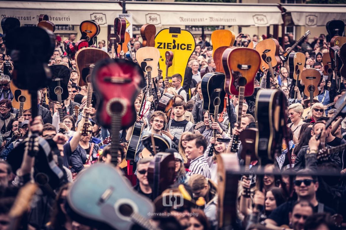 Gitarowy Rekord Guinnessa Online. Transmisja na żywo, relacja live, transmisja online, liczba gitarzystów. Czy padł rekord? 