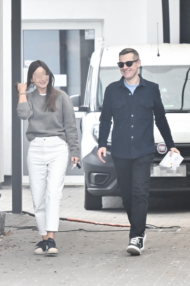 Marcin Mroczek z dziewczyną w cukierni