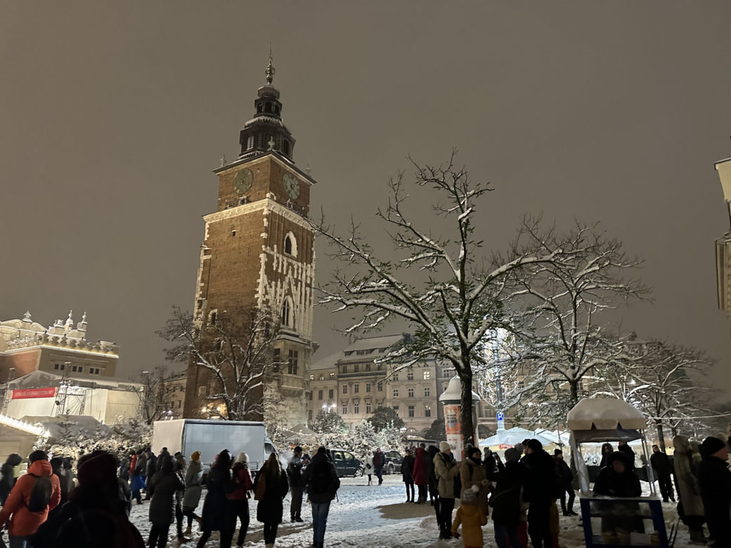 Choinka rozbłysła na Rynku Głównym. Tak wygląda Kraków w zimowej scenerii! 