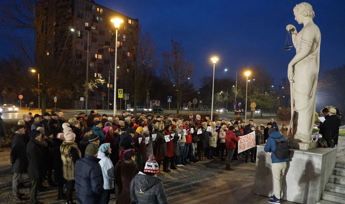 Radom: Manifestowali w obronie sędziów. Ponad 100 osób osób wzięło udział w demonstracji