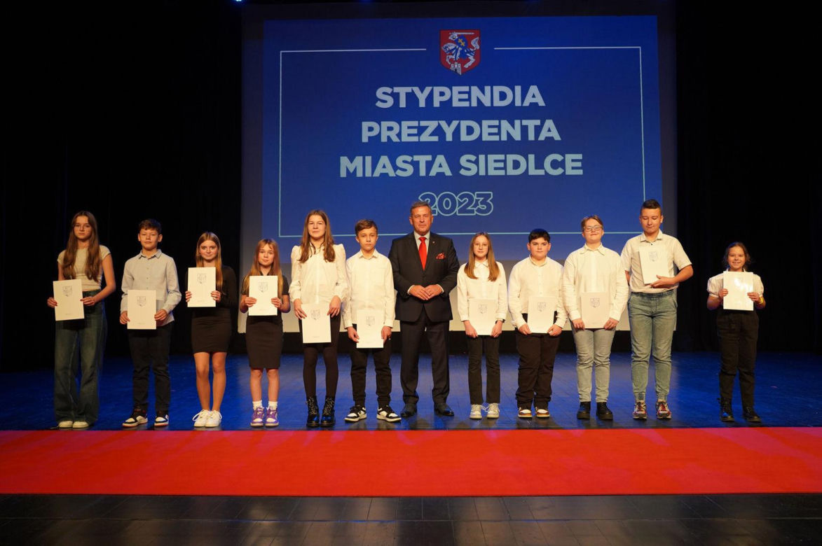 Stypendyści odebrali z rąk prezydenta Andrzeja Sitnika Listy Gratulacyjne