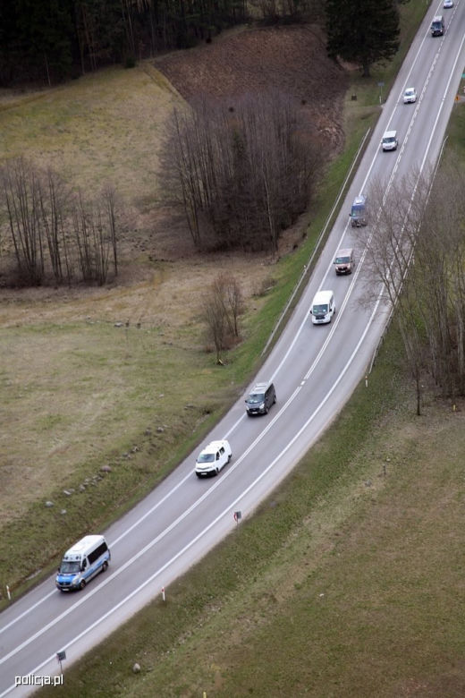 Wielki transport z cudzoziemcami przekroczył granicę. Pojechali w kierunku Litwy [ZDJĘCIA]