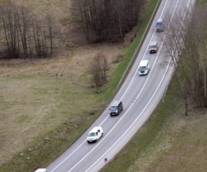 Wielki transport z cudzoziemcami przekroczył granicę. Pojechali w kierunku Litwy [ZDJĘCIA]