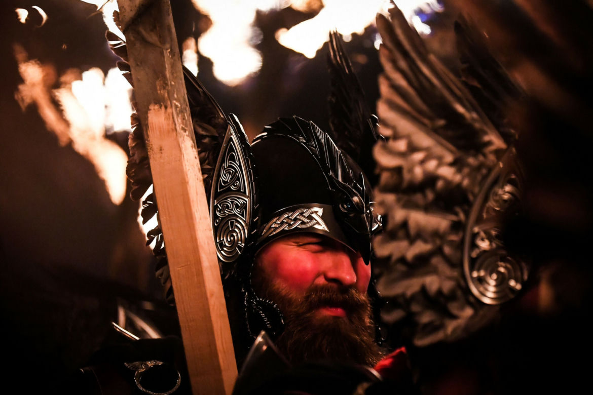 Topory, drakkar i ogień. Wikingowie podbili Szetlandy 