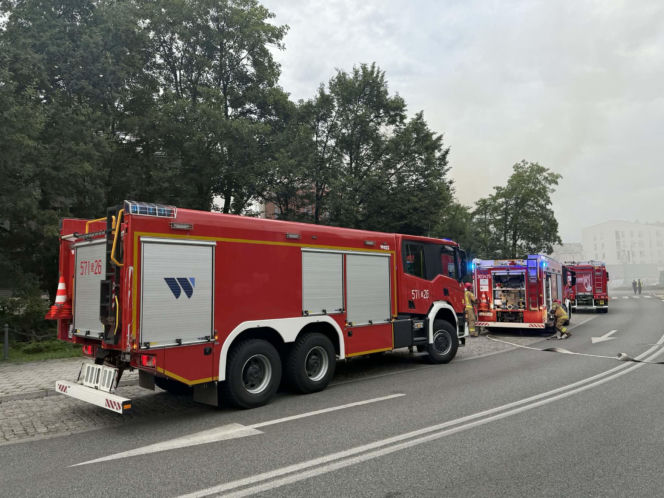 Gigantyczny pożar w centrum Chorzowa. Nad miastem unoszą się kłęby czarnego dymu