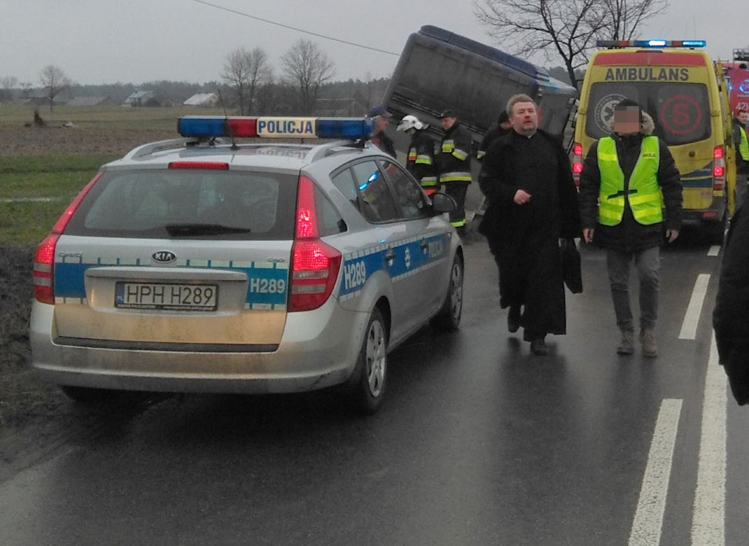 UMARŁ ZA KIEROWNICĄ