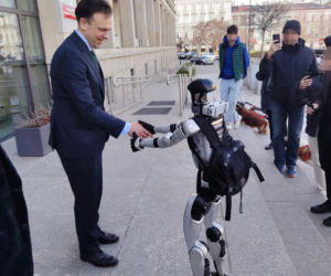 Spotkanie ministra finansów z robotem