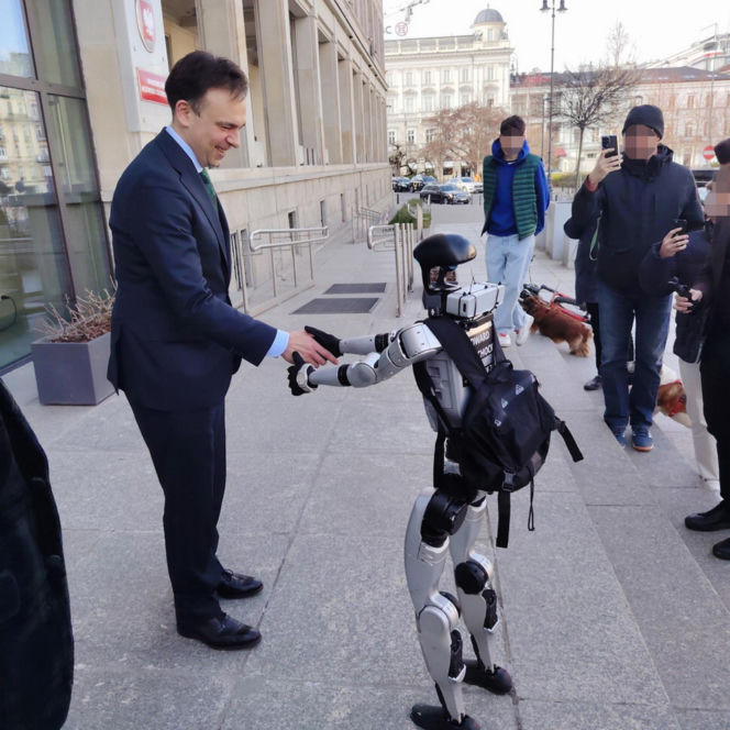 Spotkanie ministra finansów z robotem