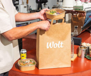 Cheeseburger na lunch, pizza wieczorem, a frytki przez cały dzień. Co Polacy jedli w 2025 roku?