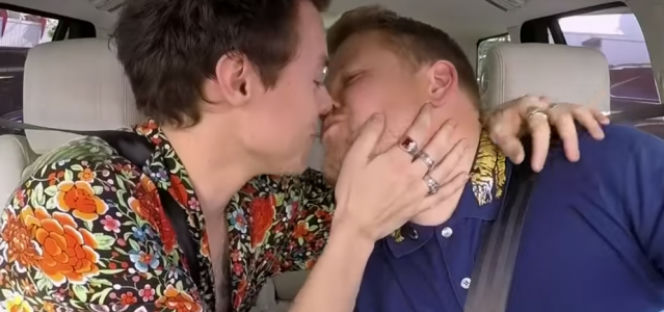 Harry Styles pocałował prowadzącego w Carpool Karaoke! VIDEO 