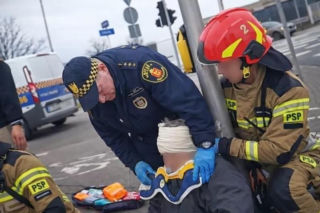 Rowerzysta leżał na jezdni w kałuży krwi. Chwilę wcześniej 92-latek potrącił go autem