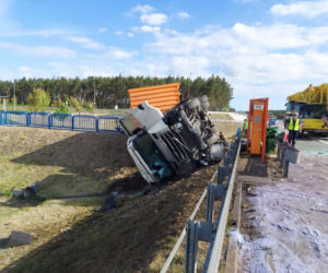 Poważny wypadek na A1 koło Torunia. Ciągnik siodłowy z naczepą przewrócony na wysokości MOP Nowy Dwór