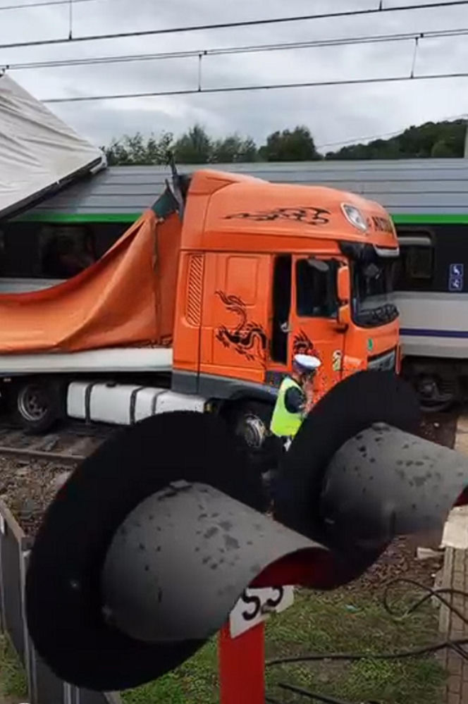 Pociąg pełen pasażerów zderzył się z ciężarówką. Kierowca w szpitalu