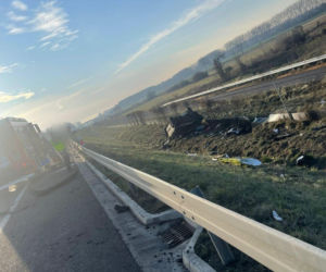 Ferrari uderzyło w audi. Zablokowany odcinek S5 niedaleko Kościana