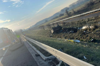 Ferrari uderzyło w audi. Zablokowany odcinek S5 niedaleko Kościana