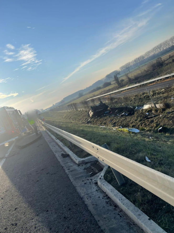 Ferrari uderzyło w audi. Zablokowany odcinek S5 niedaleko Kościana