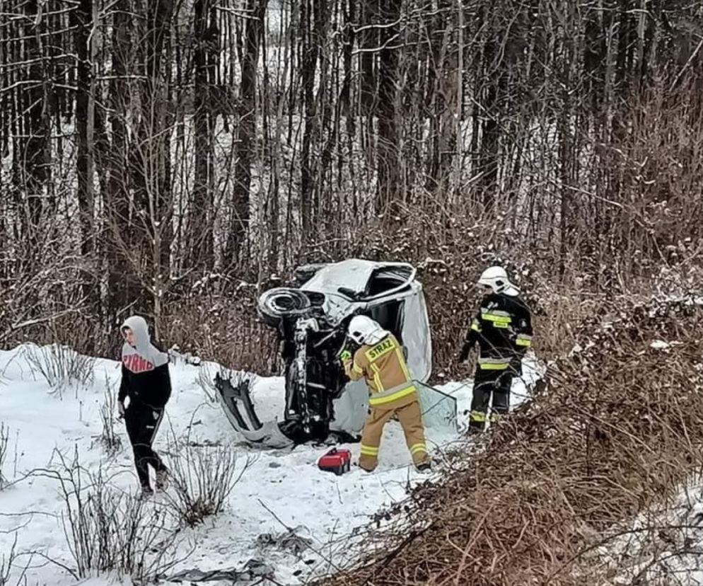Kalwaria Zebrzydowska: Samochód wjechał pod pociąg! Jest ranny! Zdewastowane auto