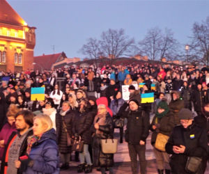 Szczecin solidarny z Ukrainą. Manifestacja na placu Solidarności