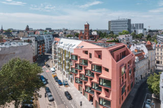 Architekci nazwali ją nowoczesna kamienica. Winda dla samochodów, zielona ściana i otwory dla jerzyków. Wąskie Grono