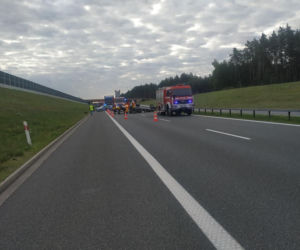 Szczepanów. Wypadek na autostradzie A4. Dachował samochód osobowy 