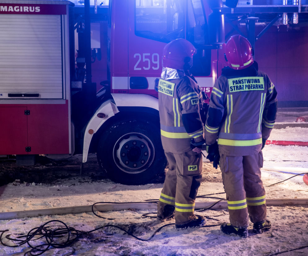 Sylwestrowy horror na Gocławiu. Mieszkanie spłonęło od fajerwerków z ulicy