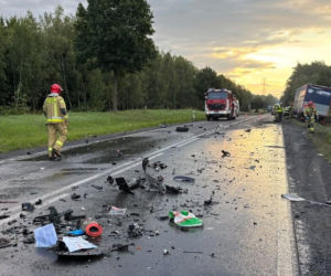 Tragiczny wypadek na DK10. Bus zderzył się z ciężarówką. Kierowca zginął na miejscu