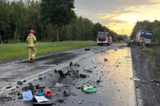 Tragiczny wypadek na DK10. Bus zderzył się z ciężarówką. Kierowca zginął na miejscu