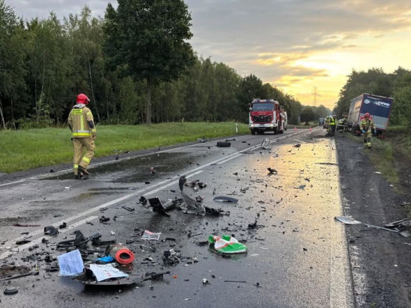 Tragiczny wypadek na DK10. Bus zderzył się z ciężarówką. Kierowca zginął na miejscu