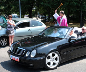 Biskup w kabriolecie święcił samochody