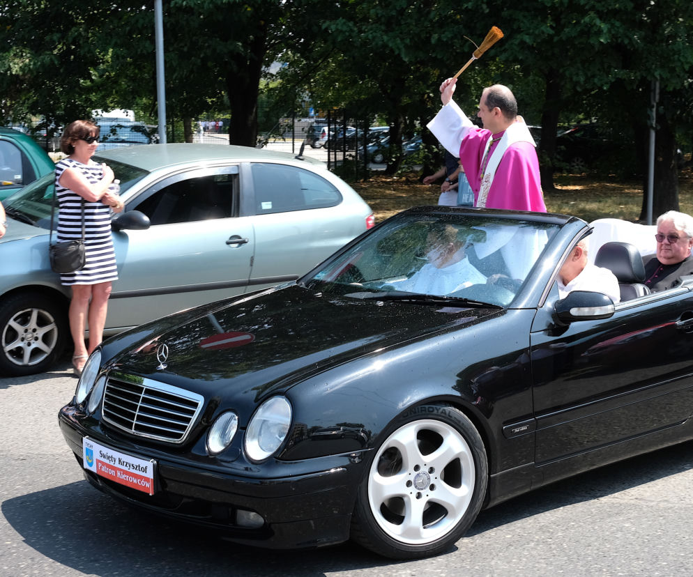 Biskup w kabriolecie święcił samochody
