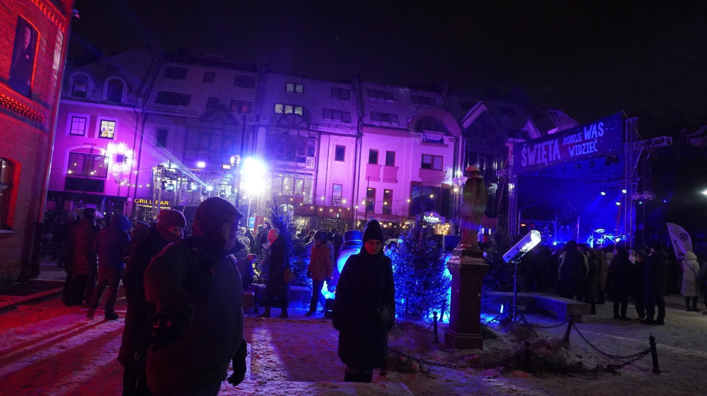 Świąteczne iluminacje w Olsztynie zachwycają. Prawdziwą „gwiazdą” jest choinka na starówce [ZDJĘCIA]